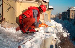 Чистка сугробов с крыши у одного из домов Зарайска